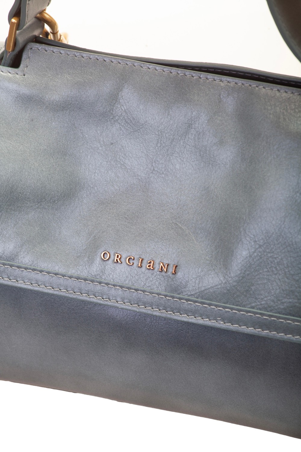 shop ORCIANI  Borsa: Orciani borsa Sveva Longuette Notturno in pelle con tracolla
Dimensioni: Larghezza 34 cm Altezza 18 cm Profondità 14 cm.
Tre tasche interne, di cui una con zip
Chiusura con patta con bottone magnetico.
Apertura a scomparsa sulla parte alta della patta, tracolla di servizio regolabile e rimovibile.
Vitello effetto vissuto, finiture in ottone dorato.
Composizione: 100% Pelle.
Made in Italy.. B02159 NTT-CIELO number 1836466